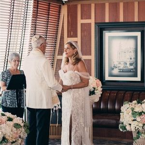 Bridal gown, stunning and very flattering for size 12-14